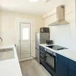 Free Parking, 2 Bed, Train Station