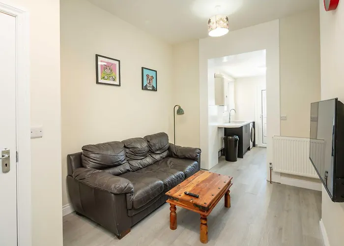 Free Parking, 2 Bed, Train Station