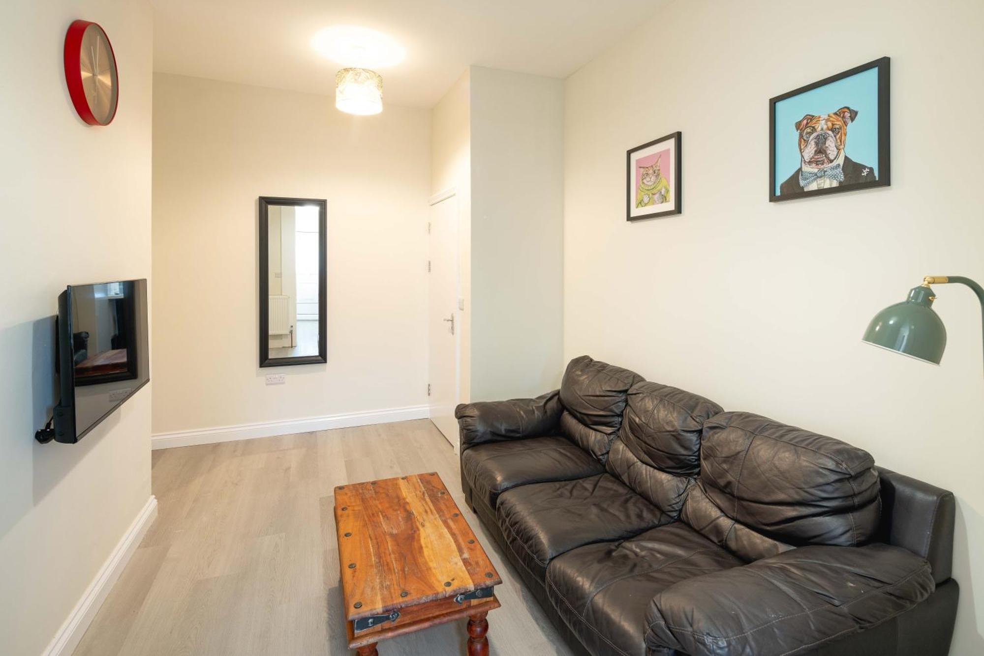 Free Parking, 2 Bed, Train Station Apartment *