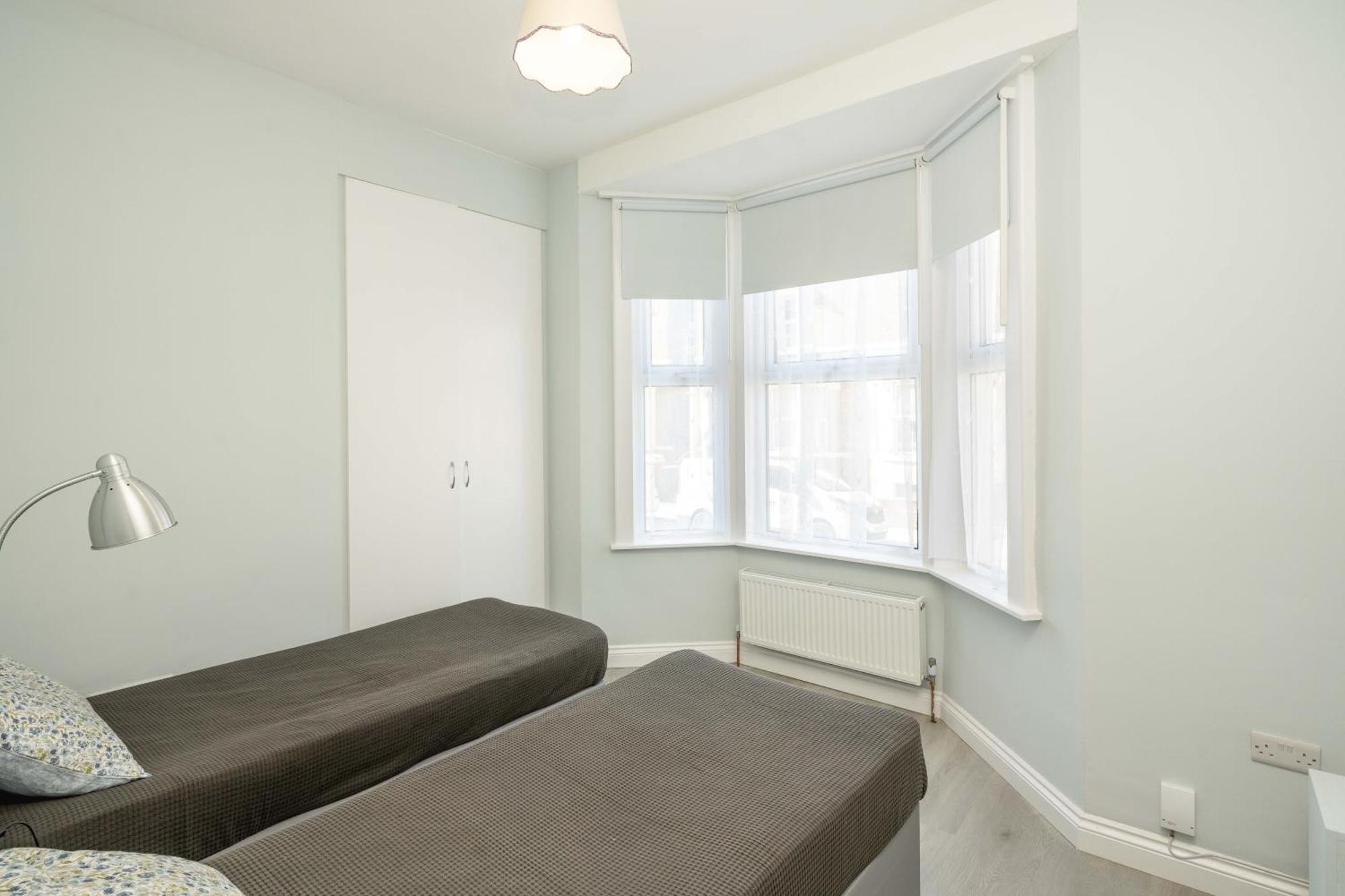 Free Parking, 2 Bed, Train Station * Bedford