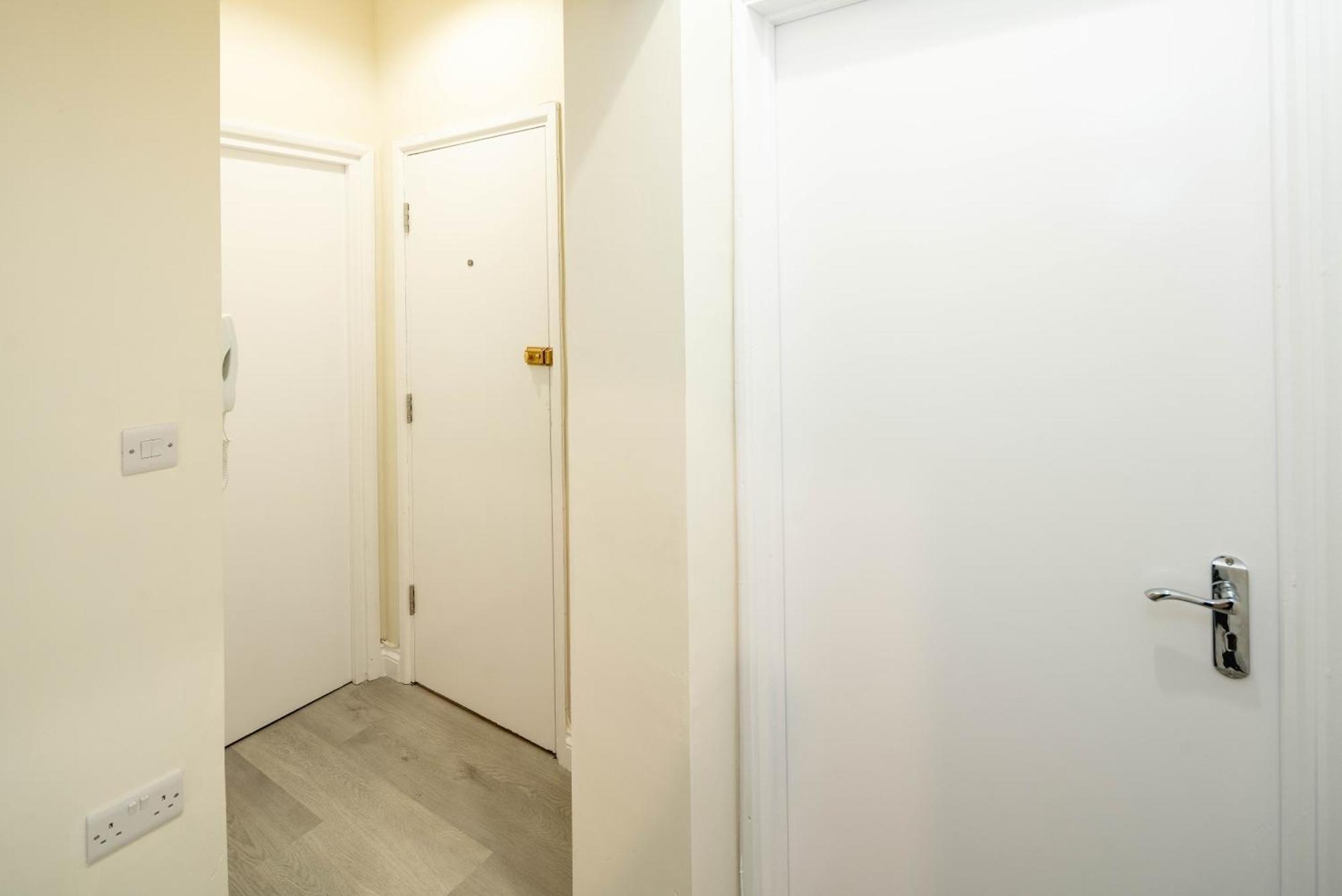 Free Parking, 2 Bed, Train Station Apartment