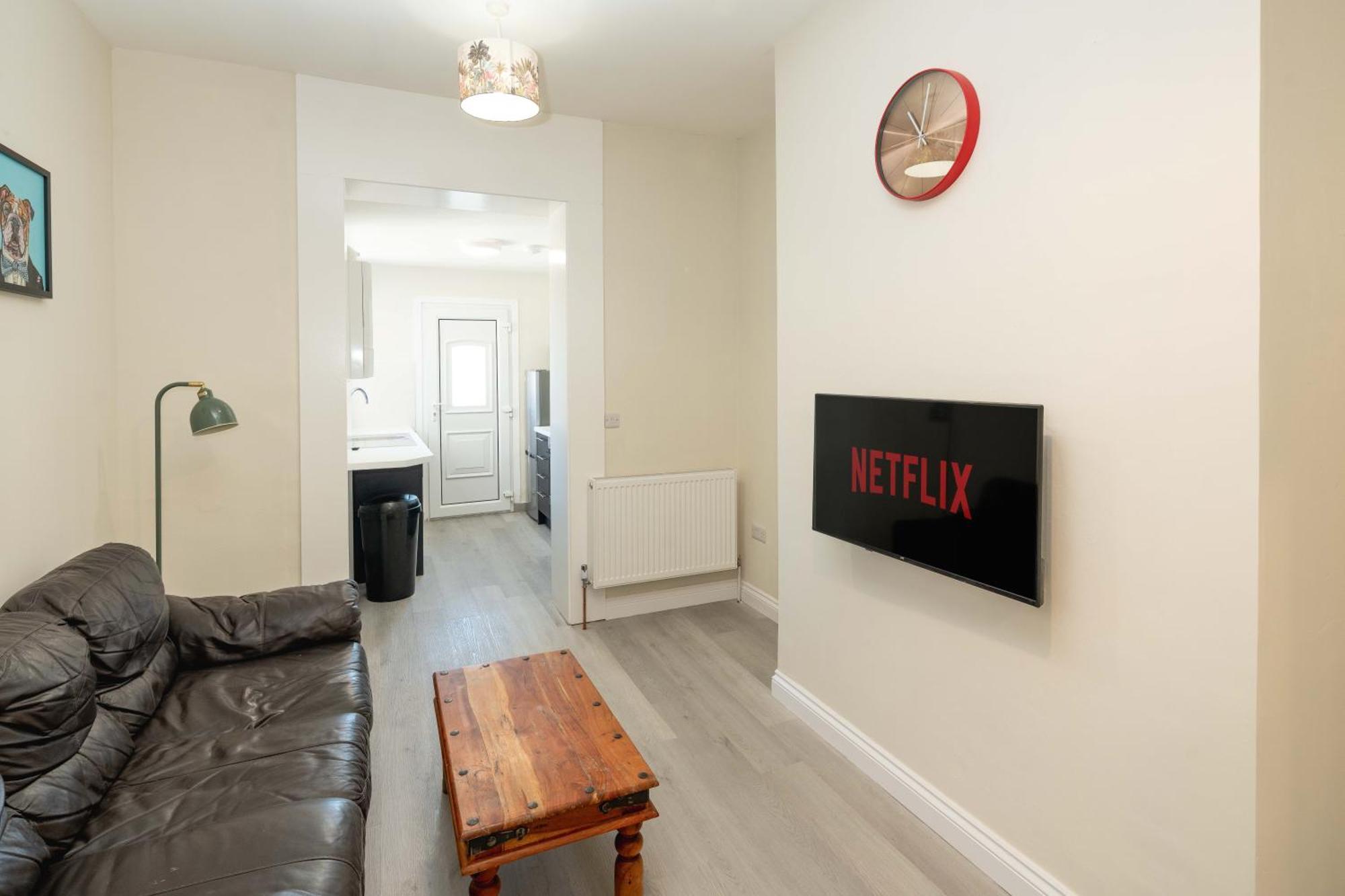 Apartment Free Parking, 2 Bed, Train Station *