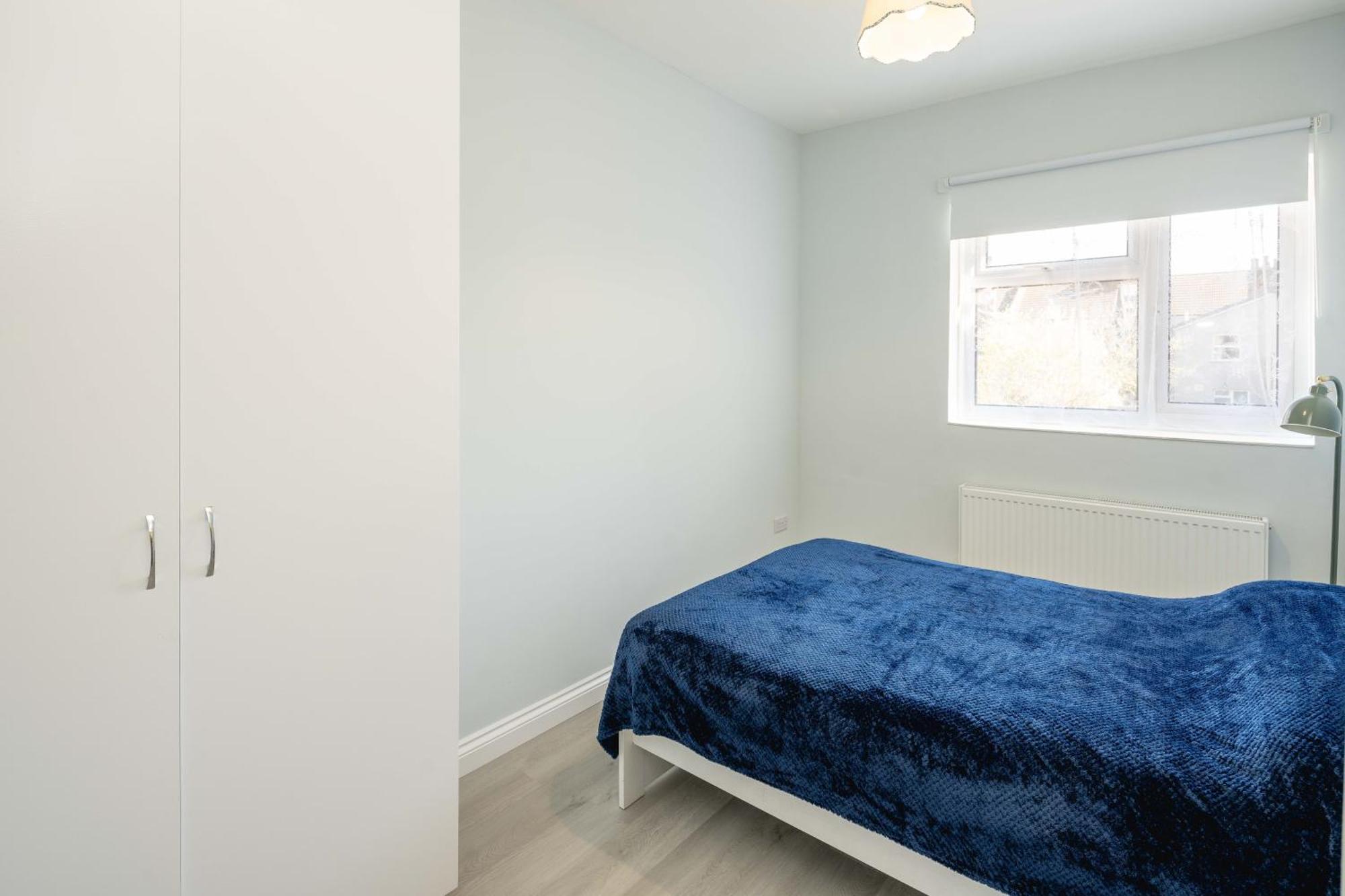 Free Parking, 2 Bed, Train Station Apartment *