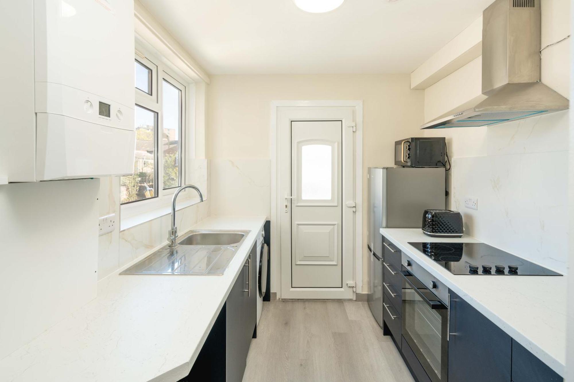 Free Parking, 2 Bed, Train Station Apartment Bedford