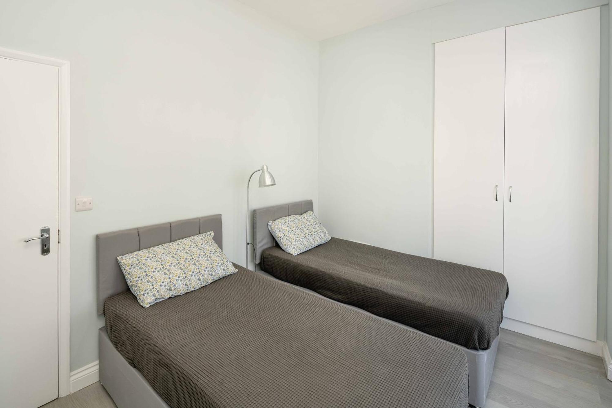 Free Parking, 2 Bed, Train Station Apartment *