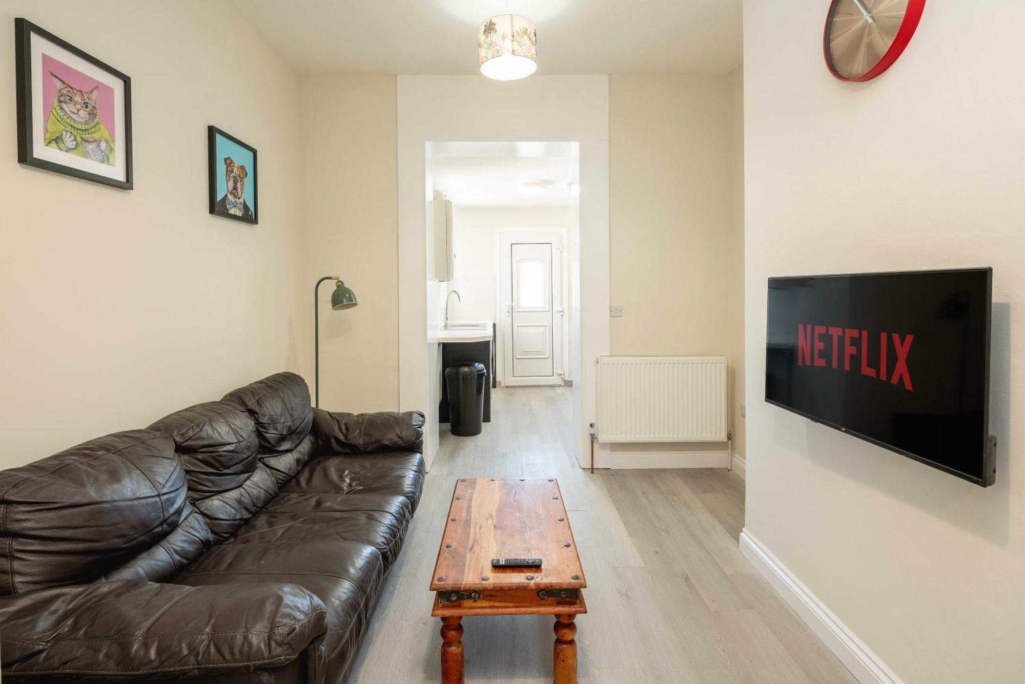 Free Parking, 2 Bed, Train Station * Bedford