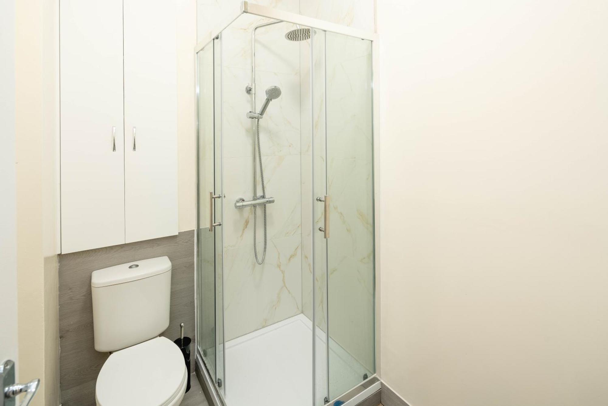 Apartment Free Parking, 2 Bed, Train Station