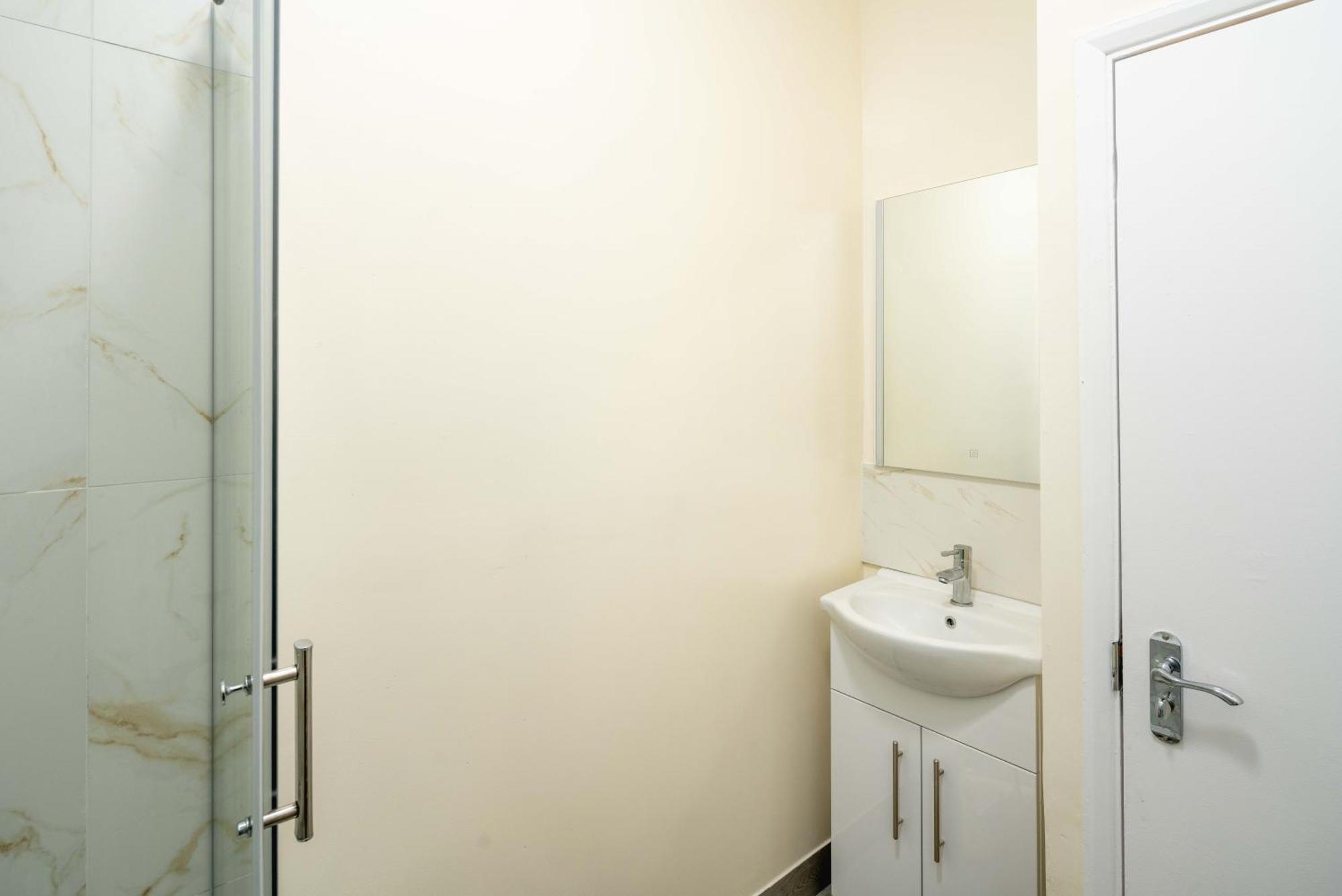 Free Parking, 2 Bed, Train Station Apartment Bedford