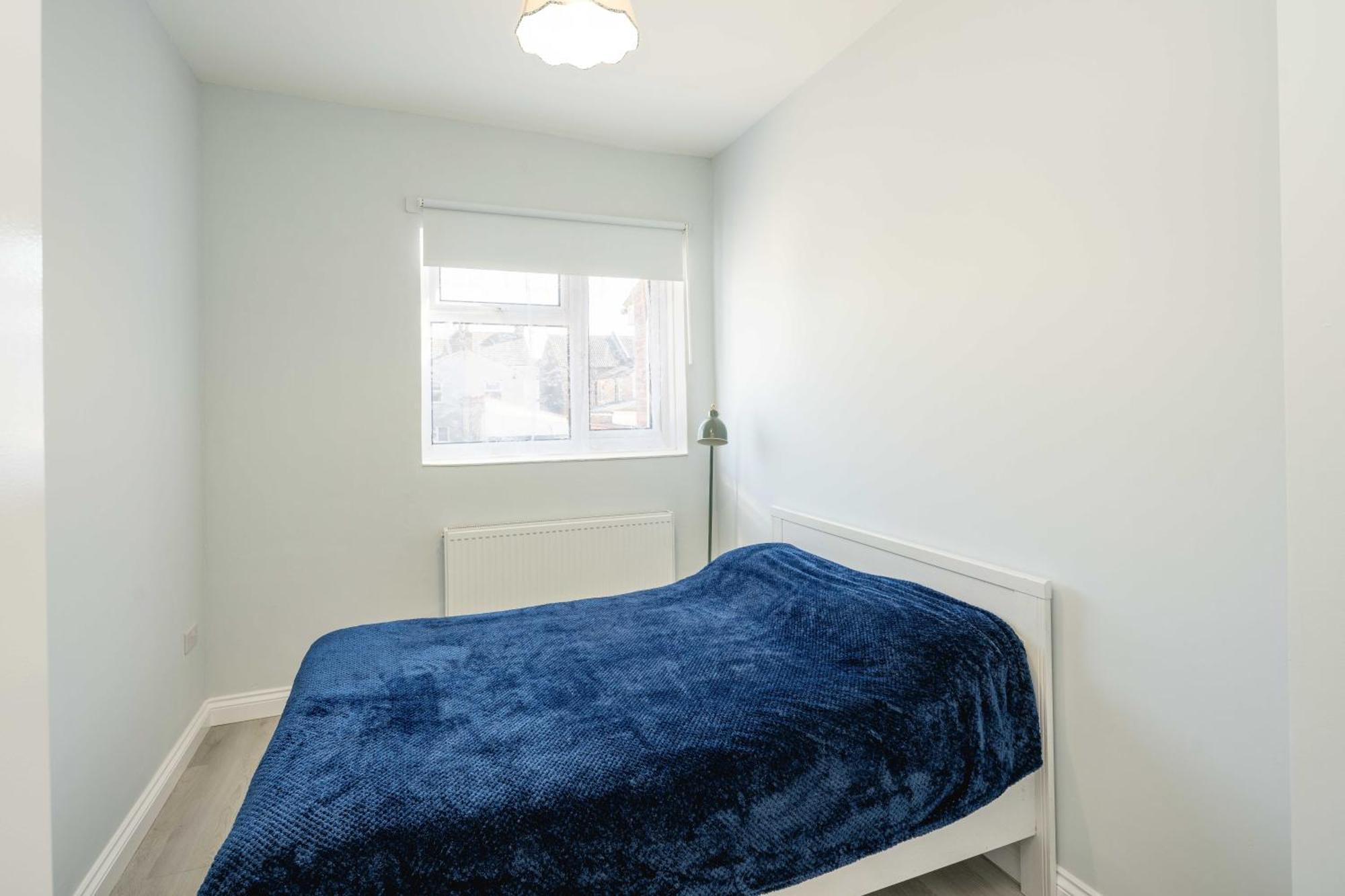 Free Parking, 2 Bed, Train Station Apartment
