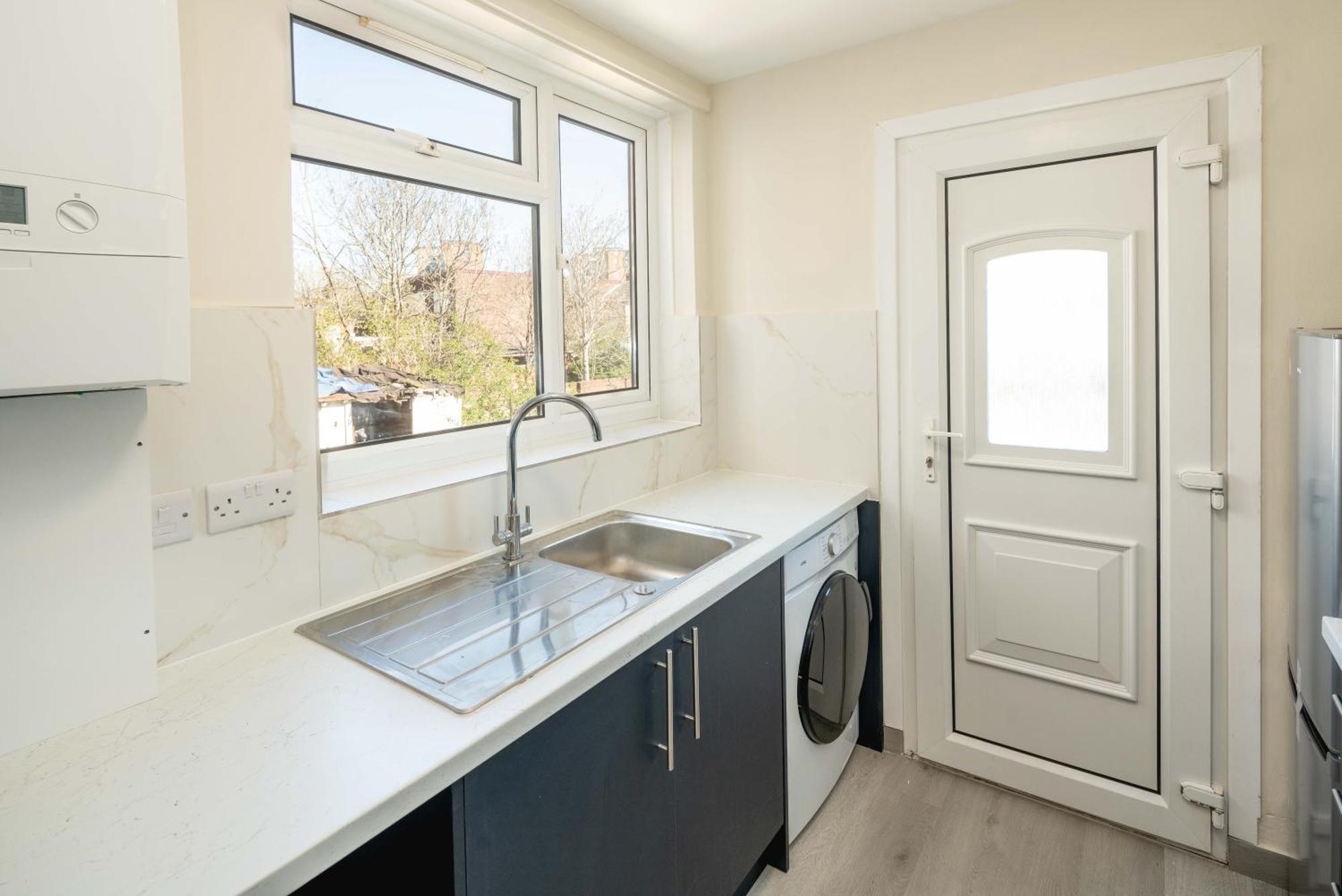 Free Parking, 2 Bed, Train Station Apartment *