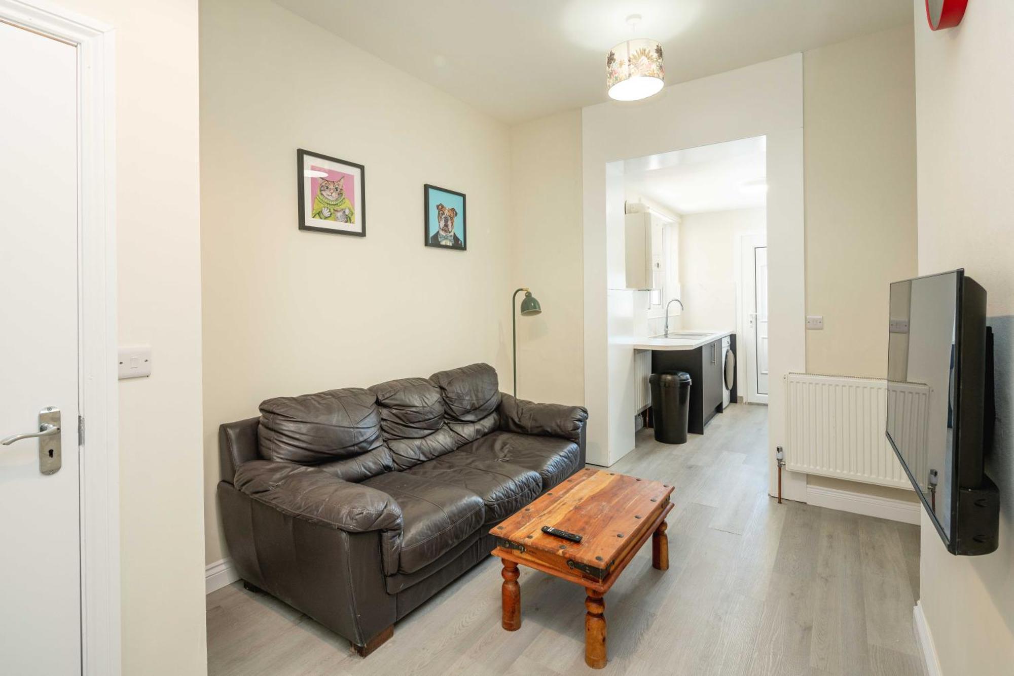 Apartment Free Parking, 2 Bed, Train Station *